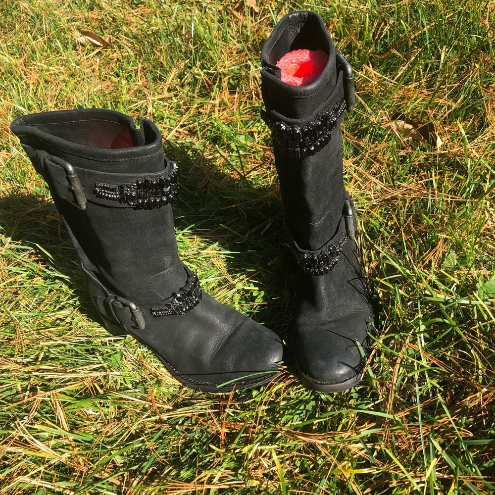 Vera Wang Lavender : Black Leather and Bejeweled : Size 6